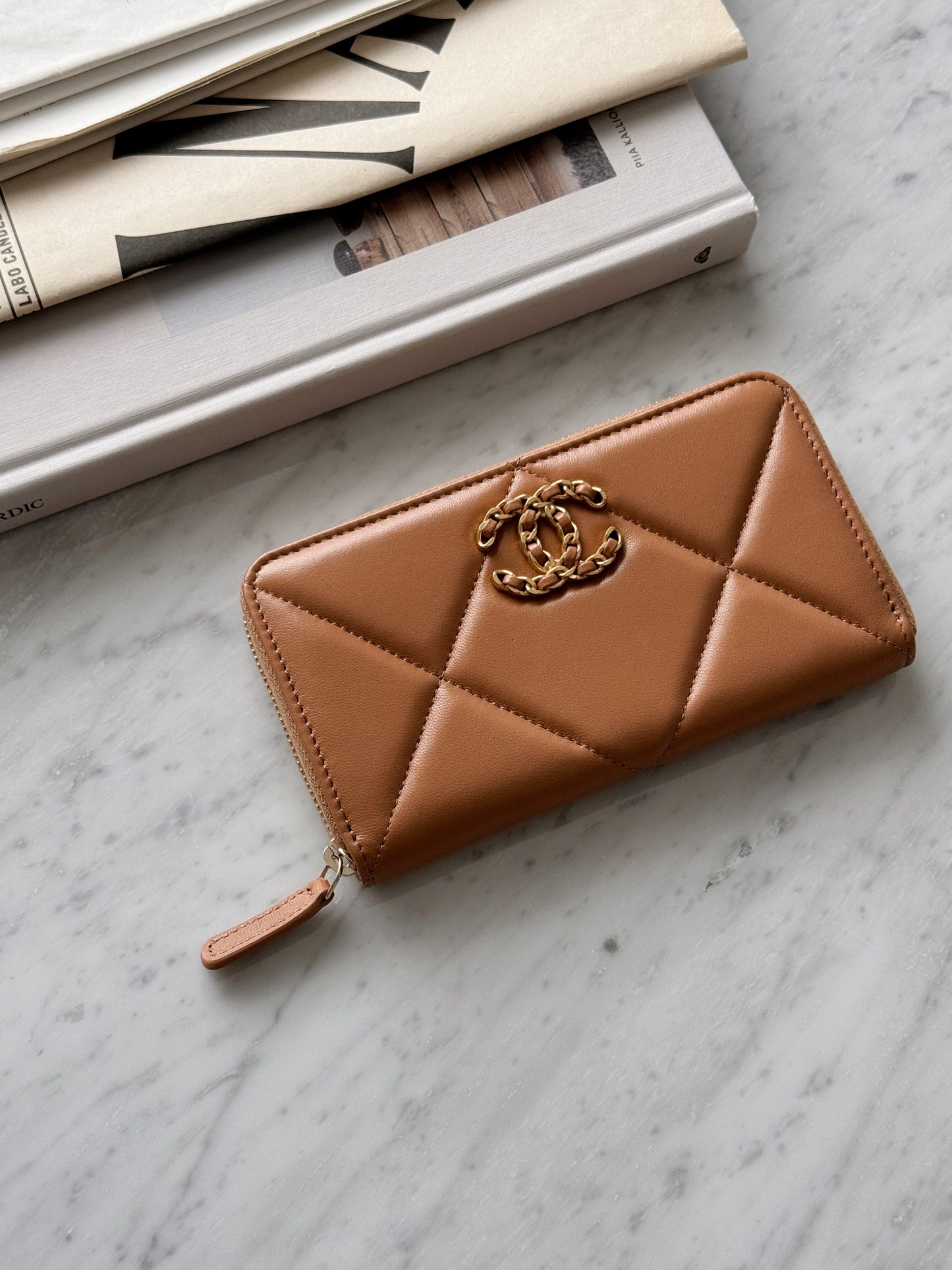 <NS-全新閒置品> Chanel 19 拉鍊中夾 焦糖色
