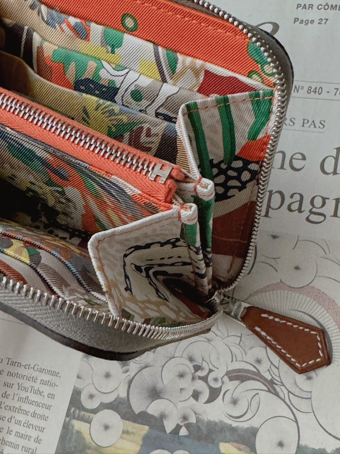 Hermès 絲巾短夾 積雨雲灰 x 繽紛狗狗內裡