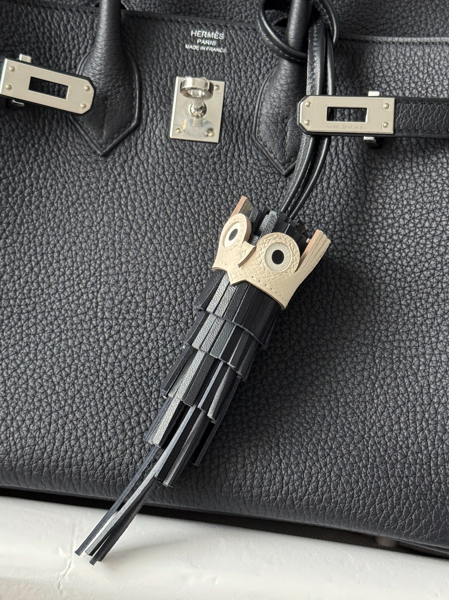Hermès Chouette 貓頭鷹吊飾 黑色拚奶昔白