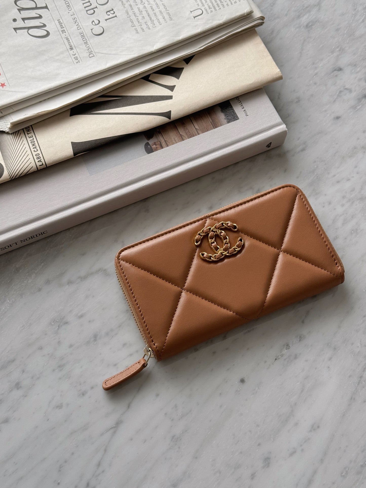 <NS-全新閒置品> Chanel 19 拉鍊中夾 焦糖色