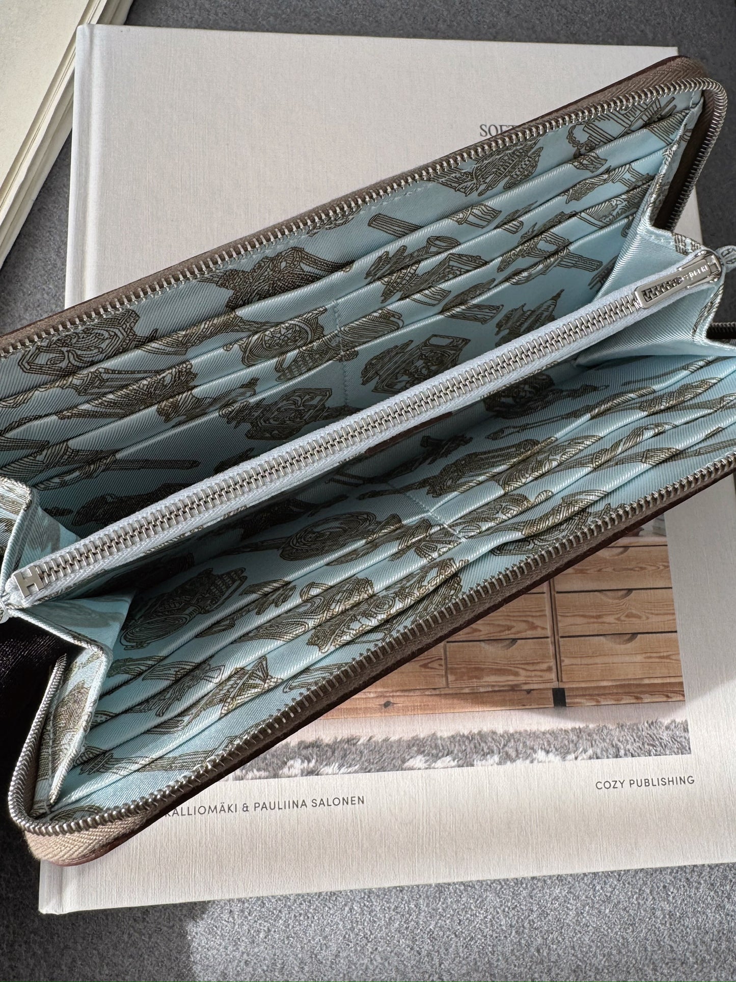 Hermès | 絲巾長夾 大象灰 X 湖水藍內裡