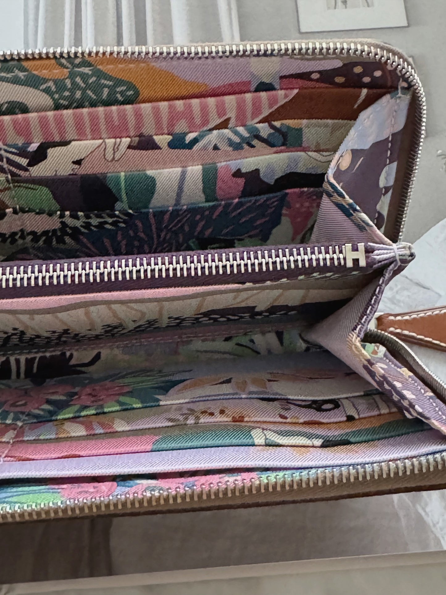 Hermès | Silk’in Wallet 絲巾長夾大象灰 X 自由之城