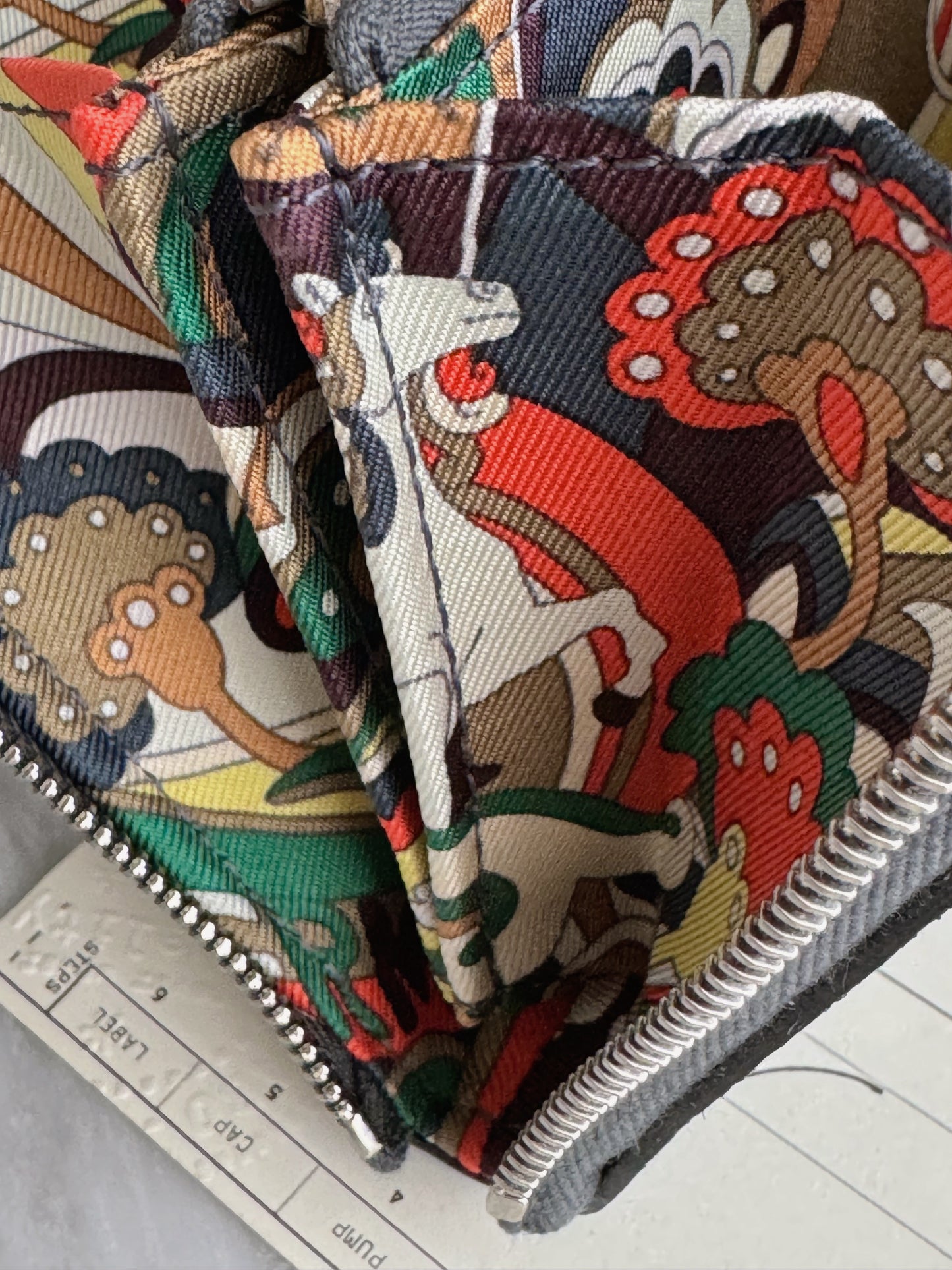Hermès 絲巾短夾 霧霾灰 x 花園叢林