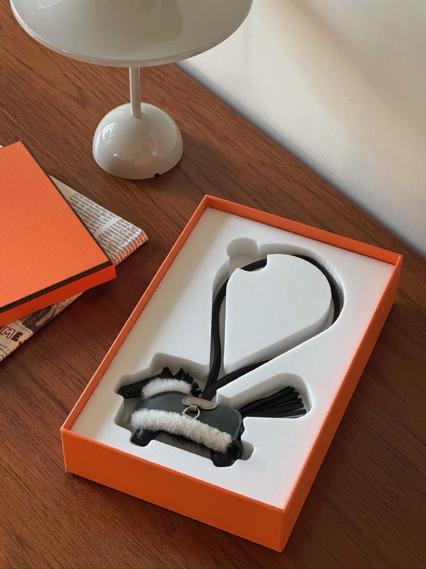 Hermès | Rodeo 羊羔毛小馬吊飾 黑色拼馬爾法米