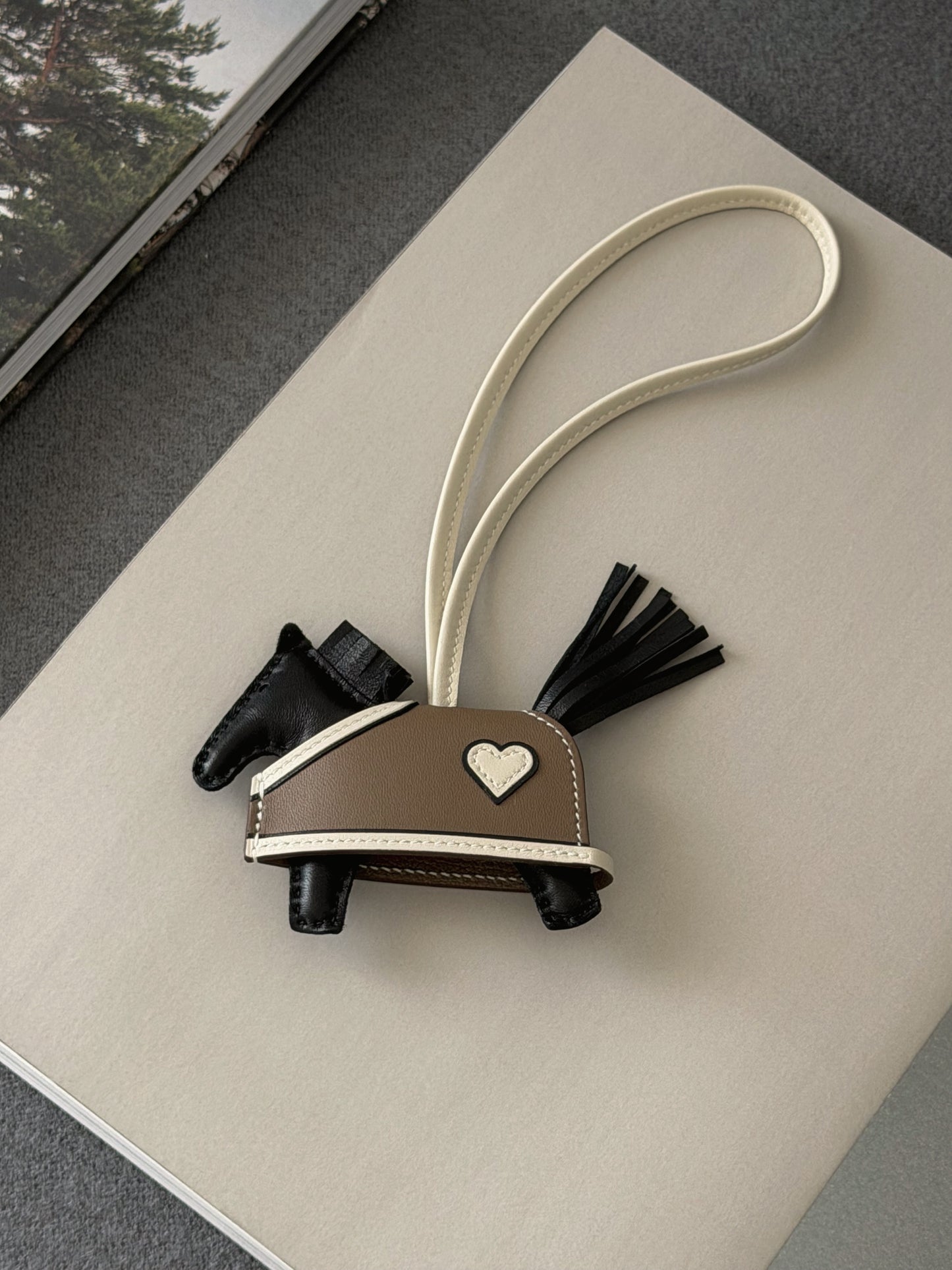 Hermès | Rodeo Robeo 斗篷小馬 黑色x大象灰