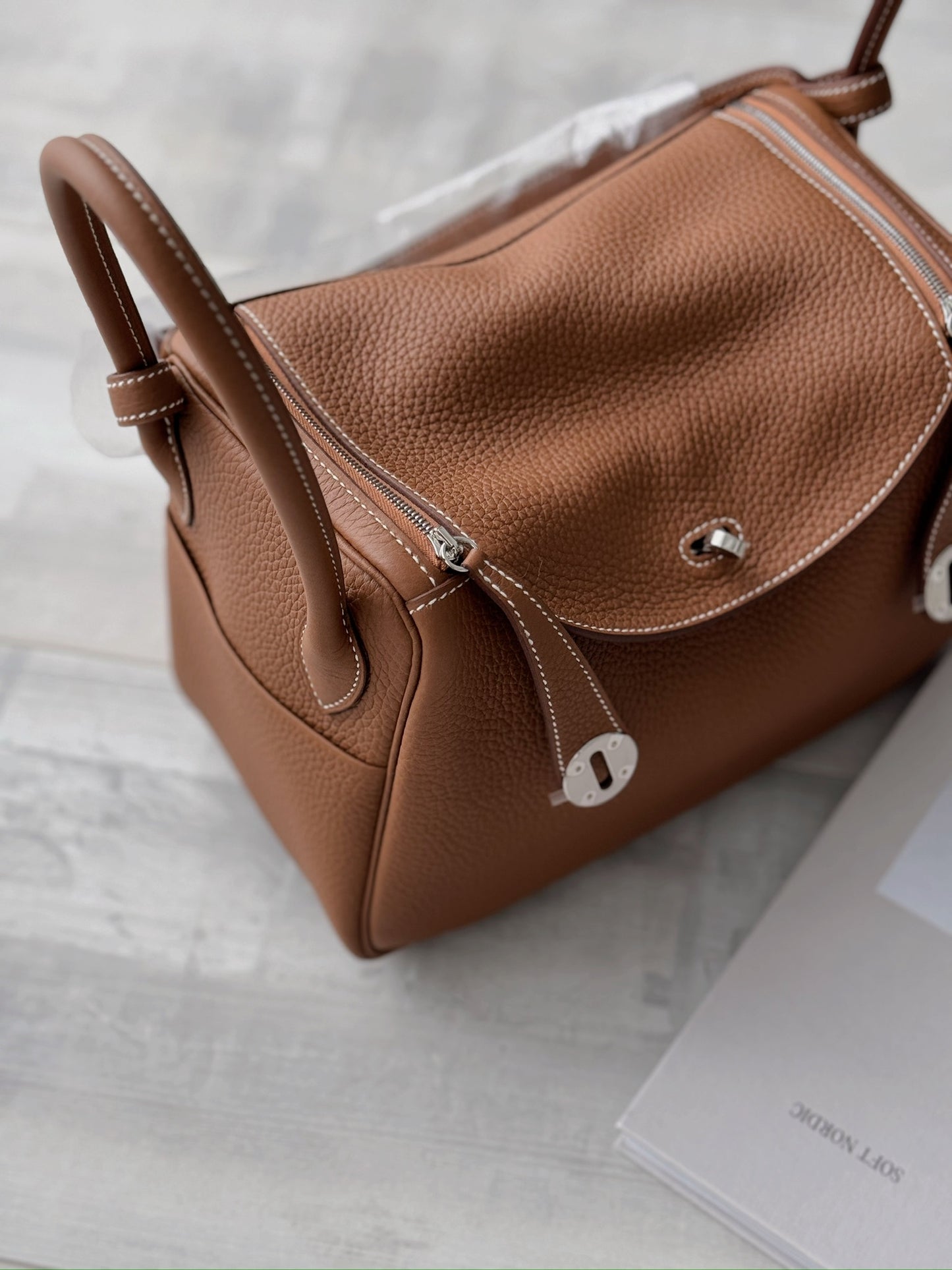 Hermès Lindy 26 金棕銀釦