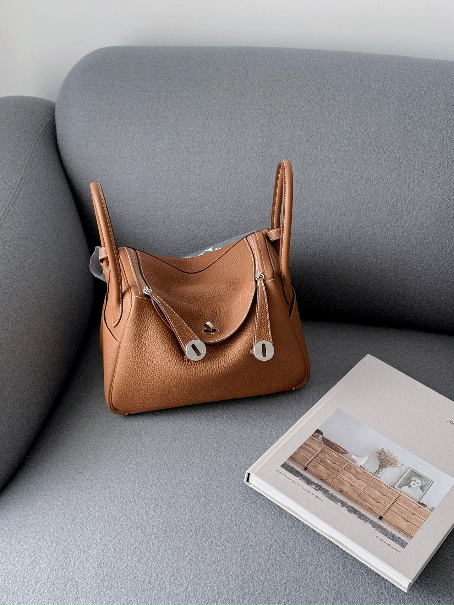 Hermès Lindy 26 金棕銀釦