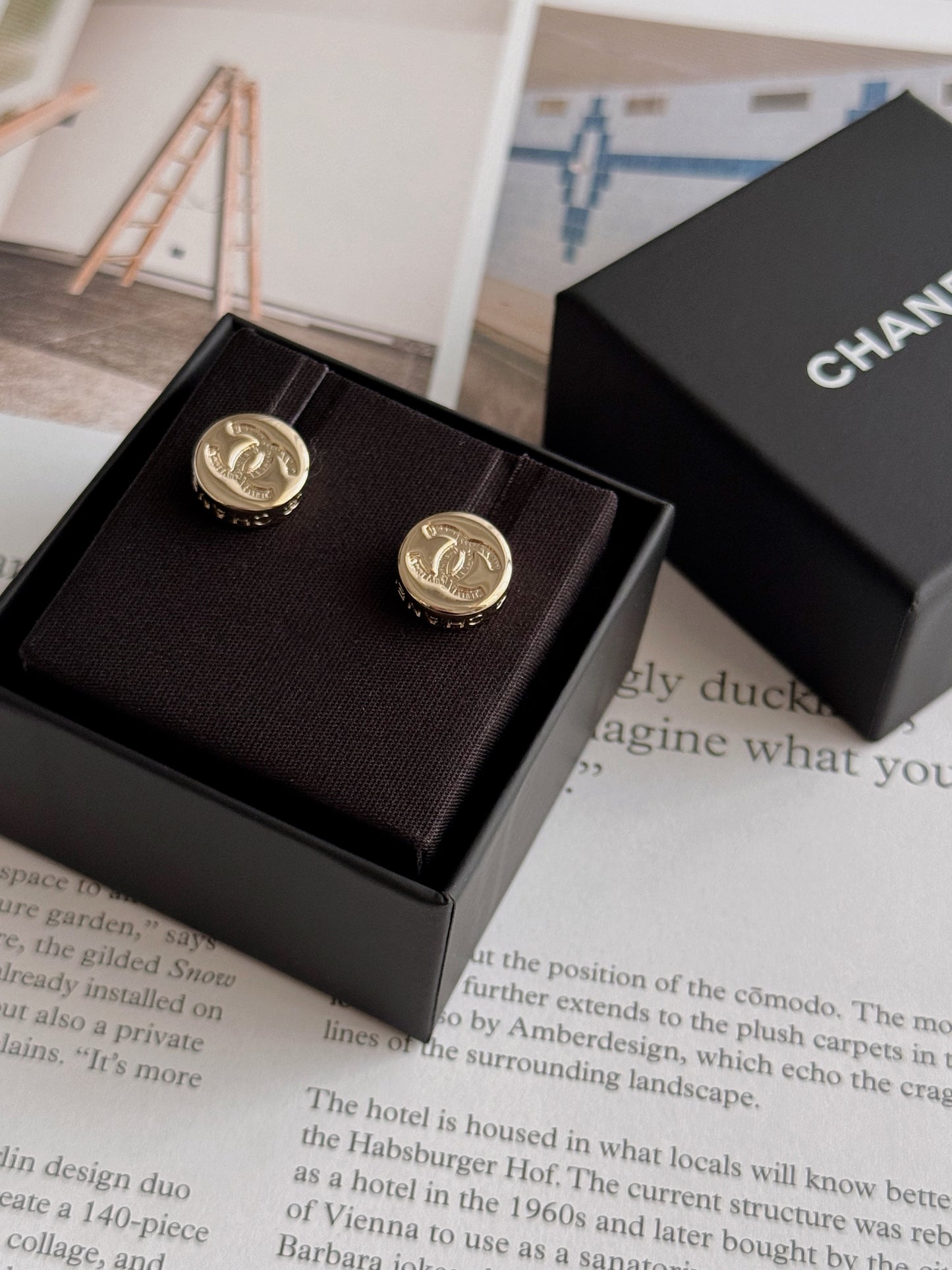 Chanel 玫瑰金豆豆鈕扣耳環
