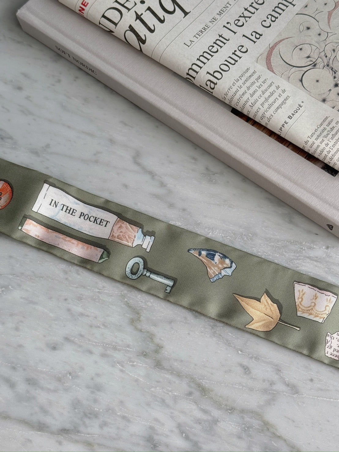 Hermès In the Pocket Twilly 珍珠灰絲巾