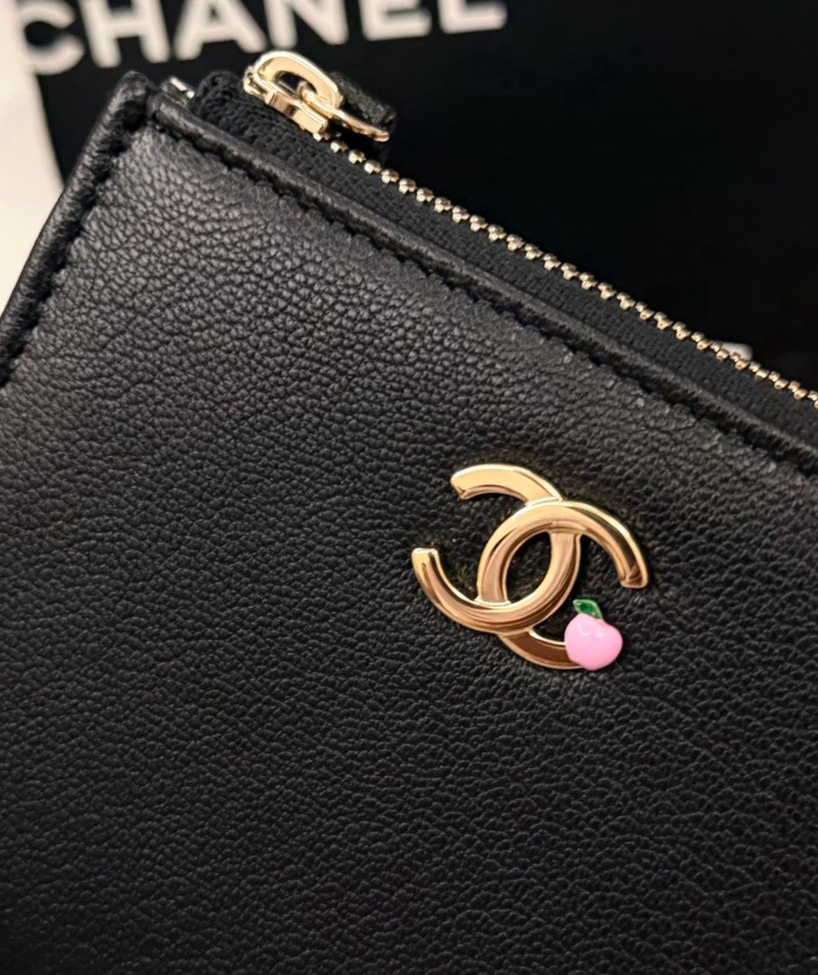 Chanel | 方形拉鍊錢包 淡金釦 x 小蘋果