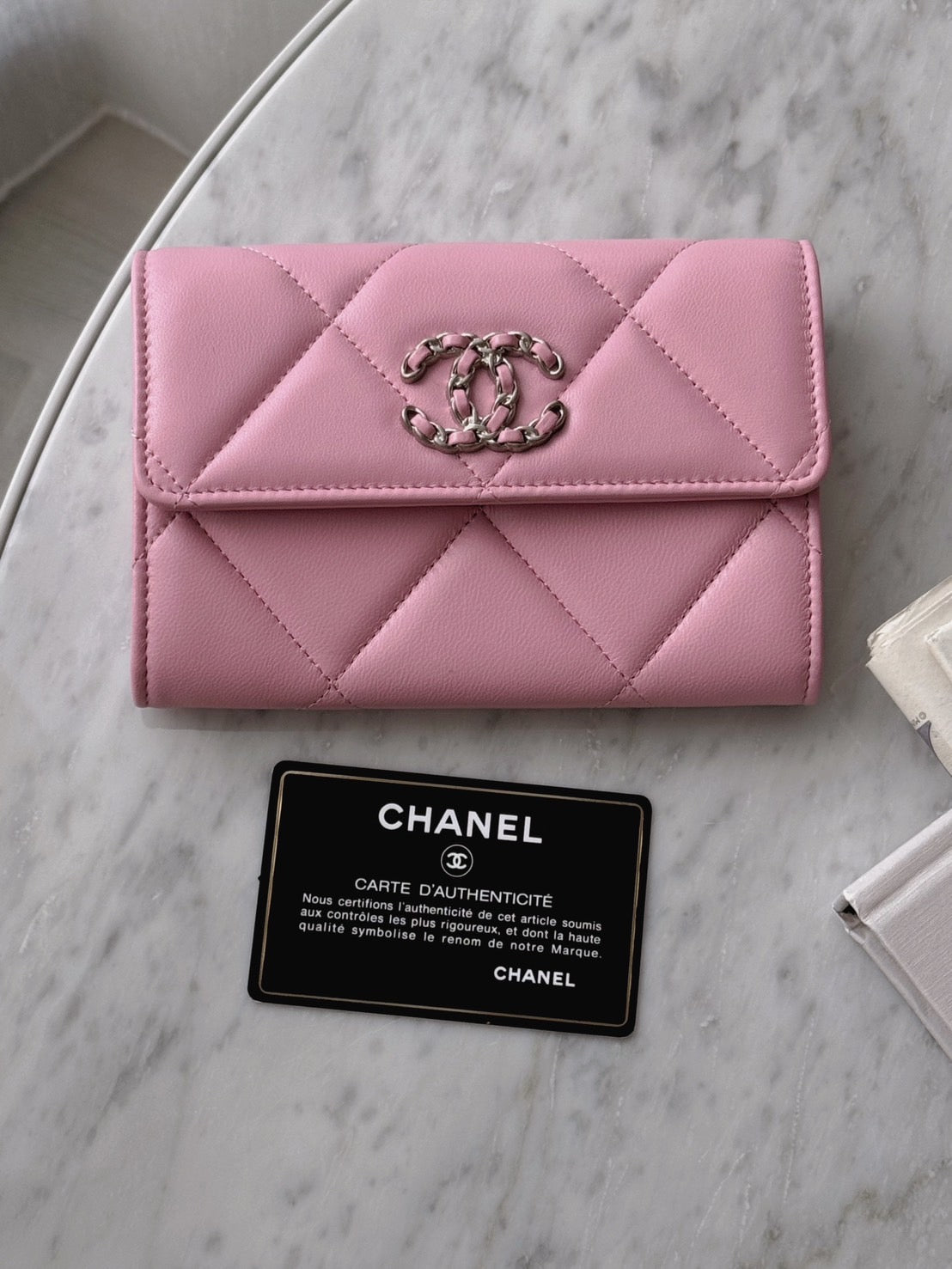 <NS-全新閒置品> Chanel 19 口蓋中夾 櫻花粉