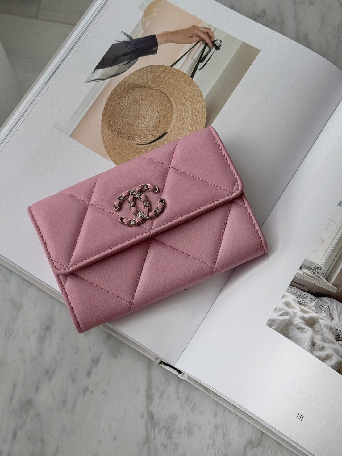 <NS-全新閒置品> Chanel 19 口蓋中夾 櫻花粉