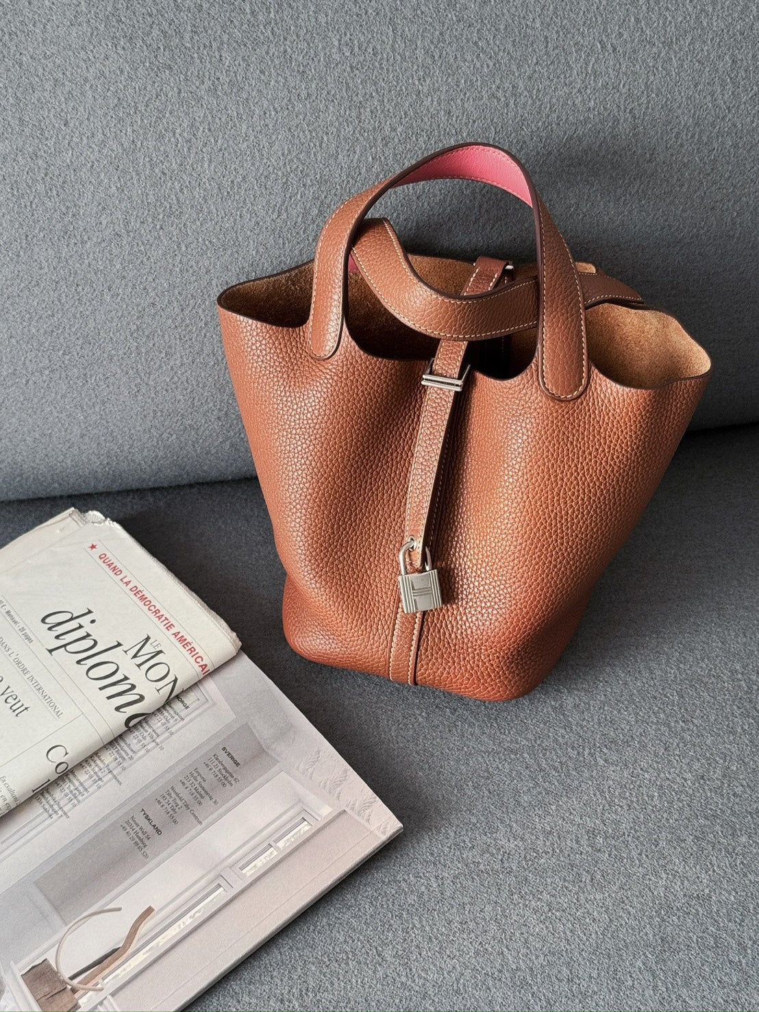 Hermès Picotin 18 金棕色手柄拼唇膏粉