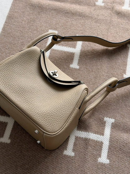 Hermès | Mini Lindy 風衣灰 銀釦