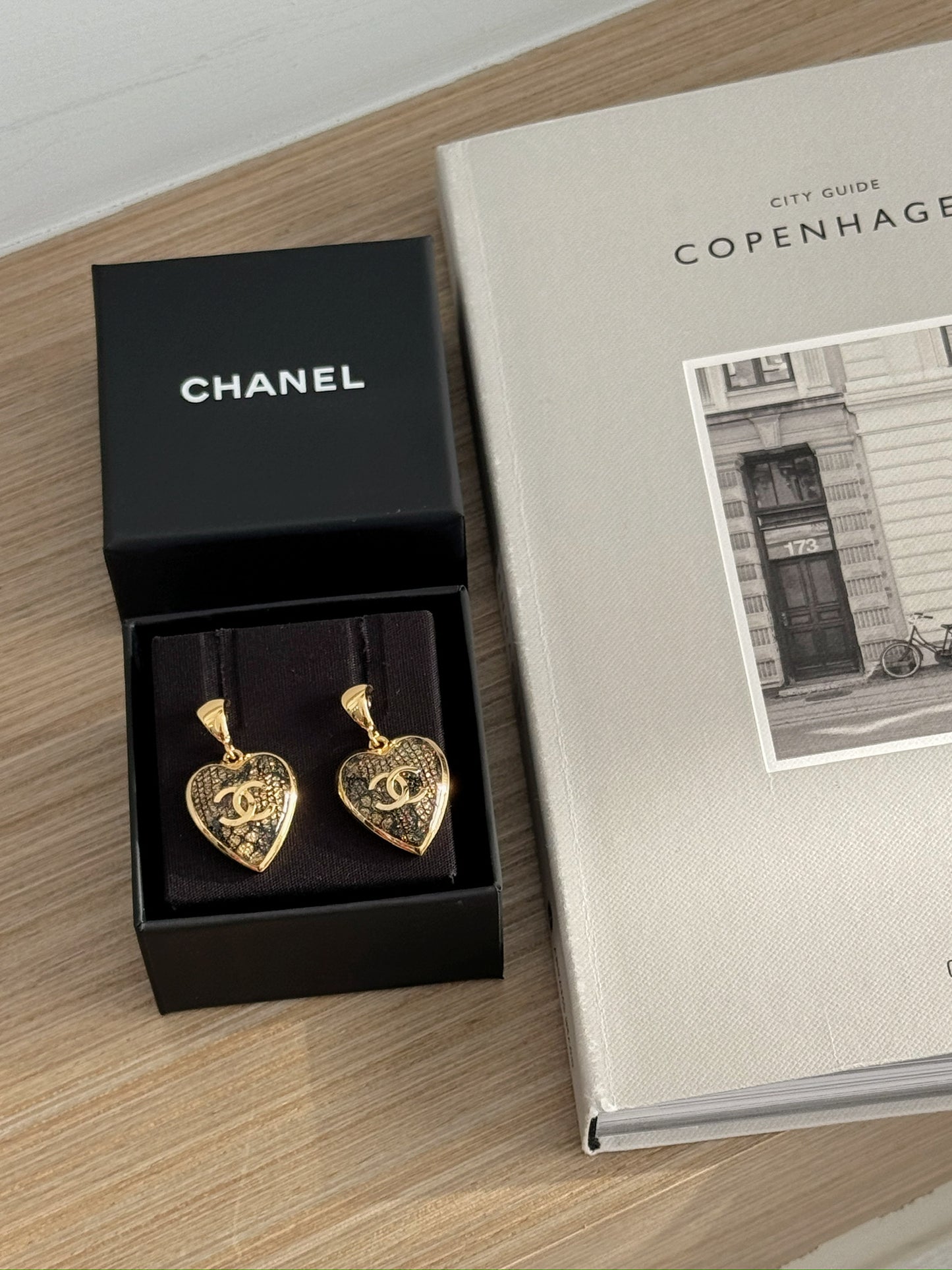 Chanel | 蕾絲愛心垂墜耳環