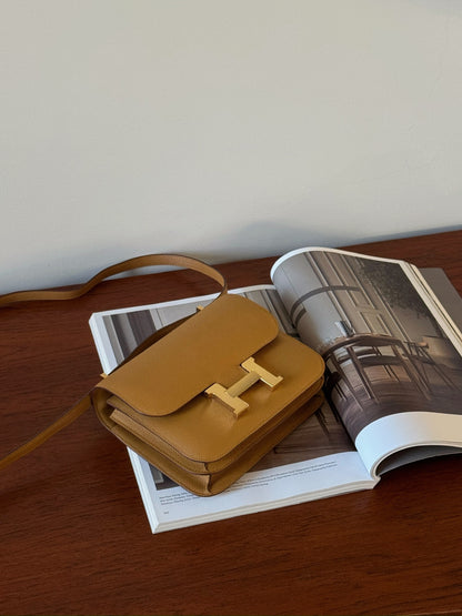 🦤<S - 99成新> Hermès | Mini Constance 芝麻色 金釦
