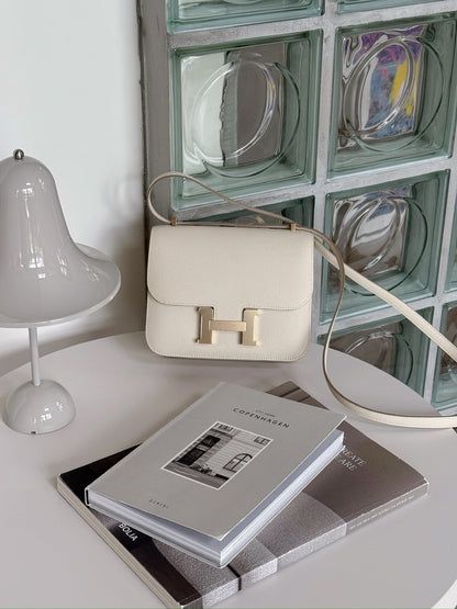 Hermès | Mini Constance 奶昔白 淡金釦