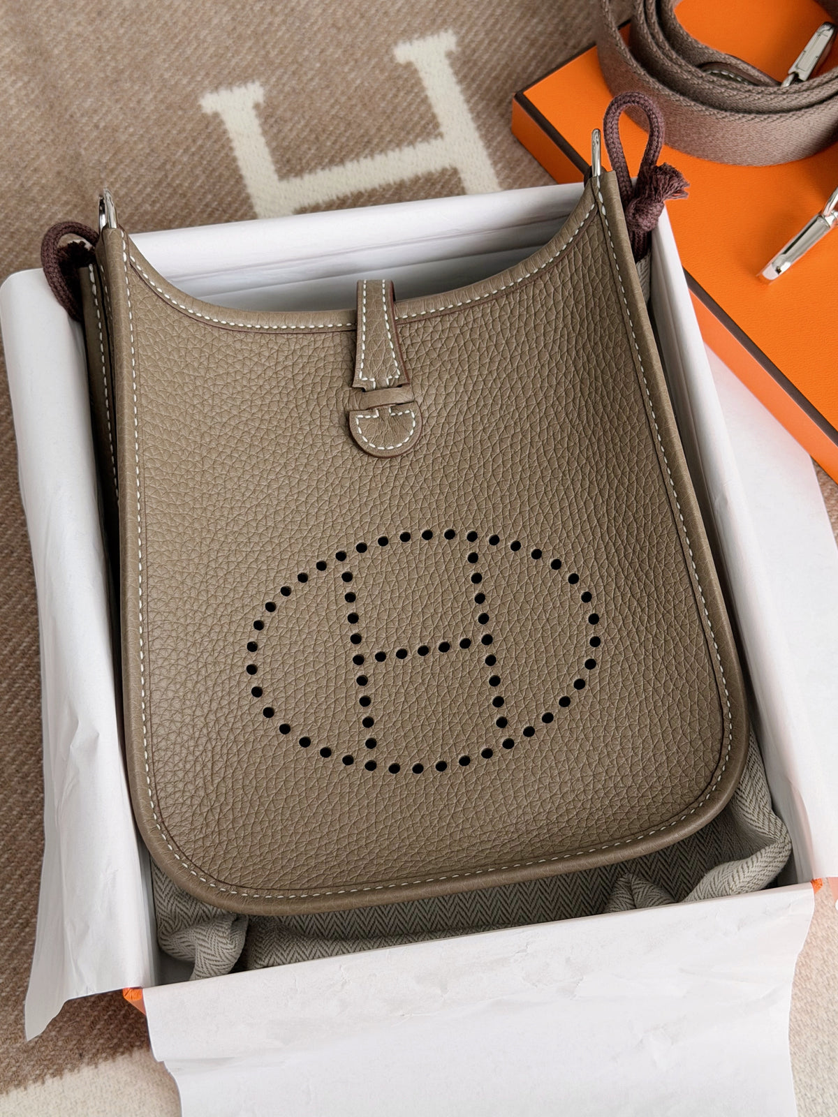 Hermès | Mini Evelyne 大象灰 銀釦