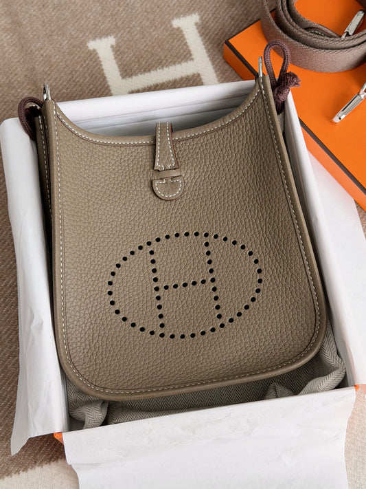 Hermès | Mini Evelyne 大象灰 銀釦