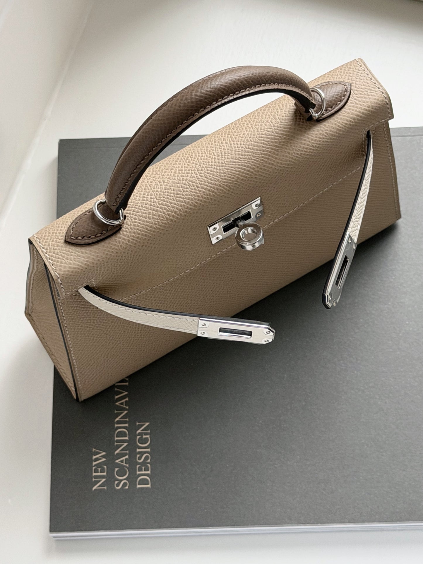 Hermès | Mini Kelly II Trench 風衣灰 × Craie 奶昔白 × Etoupe 大象灰 銀釦 Epsom