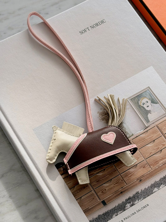 Hermès | Rodeo 穿衣服小馬 奶昔白 x 櫻花粉