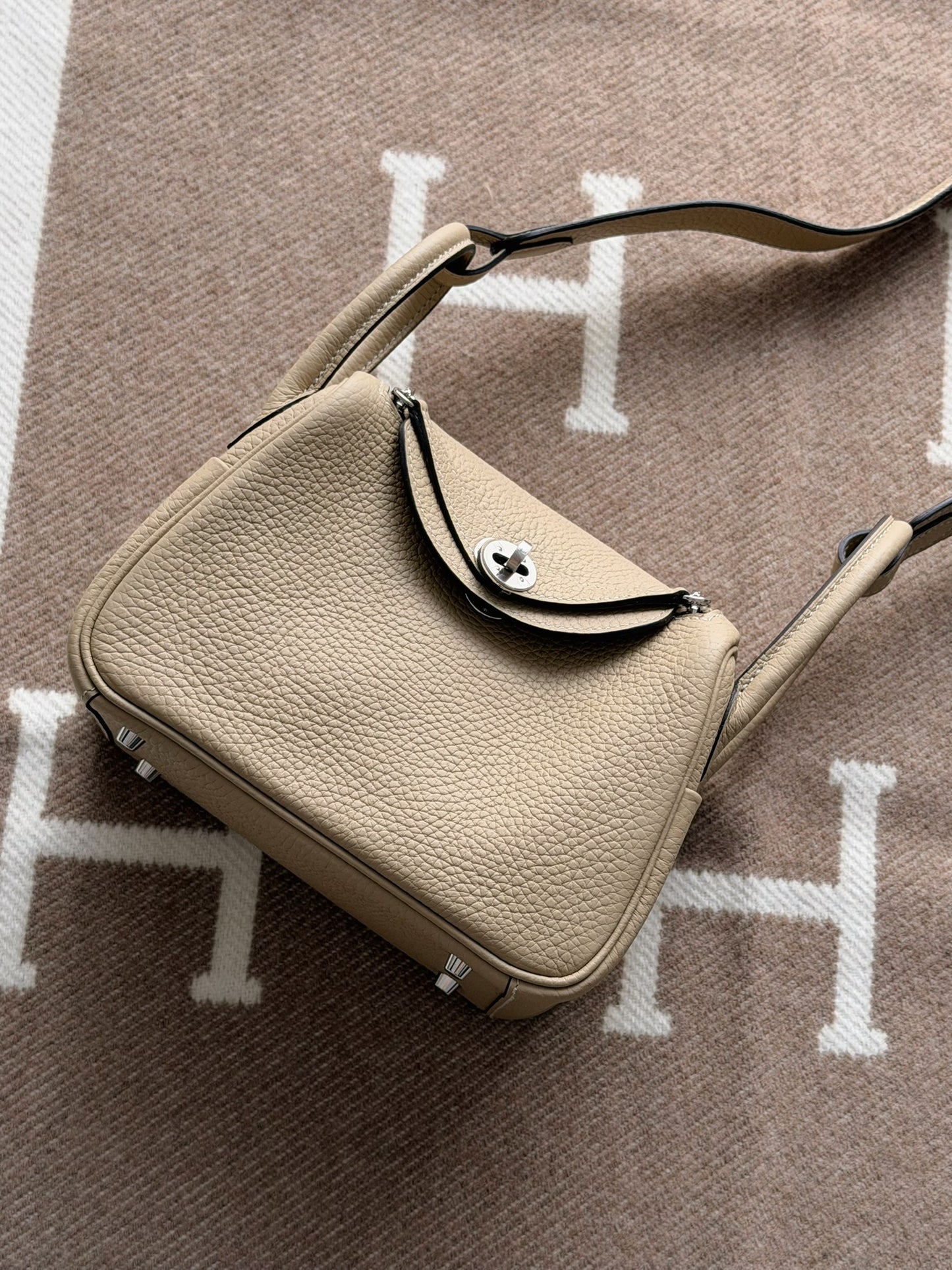 Hermès | Mini Lindy 風衣灰 銀釦