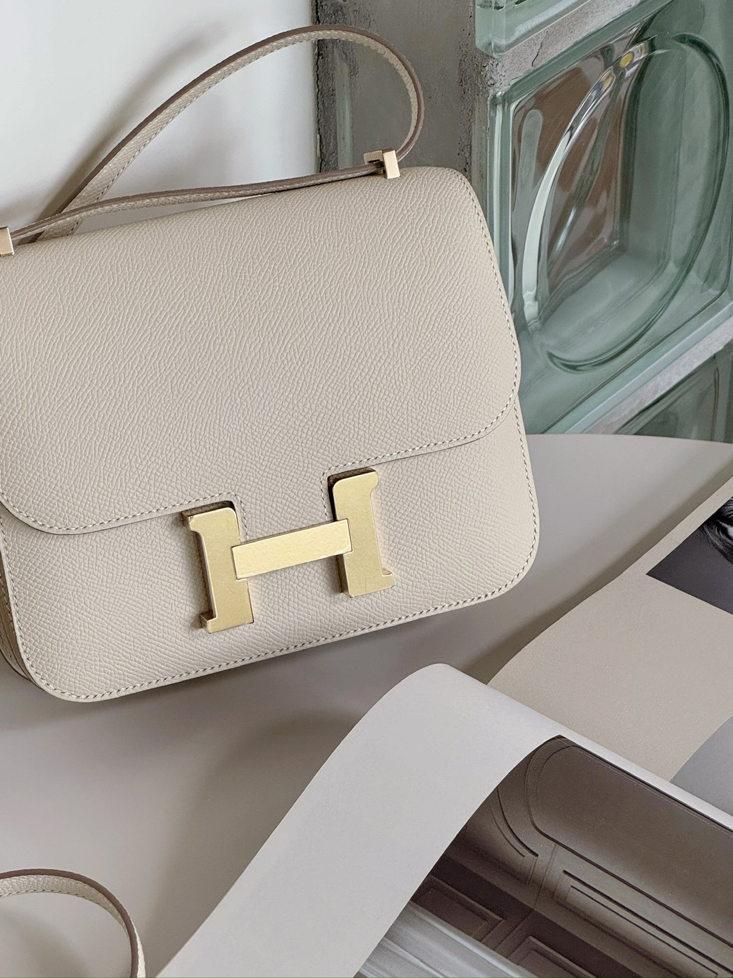 Hermès | Mini Constance 奶昔白 淡金釦