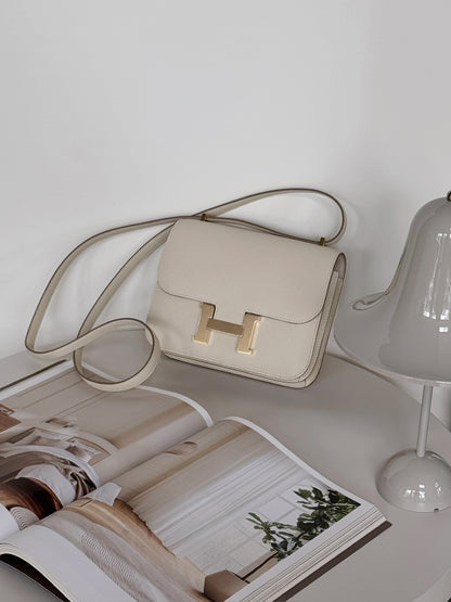 Hermès | Mini Constance 奶昔白 淡金釦