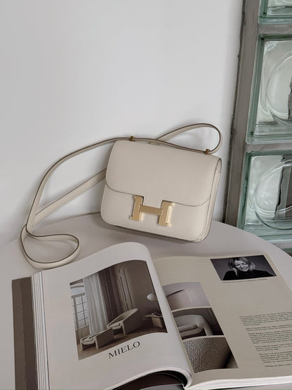 Hermès | Mini Constance 奶昔白 淡金釦