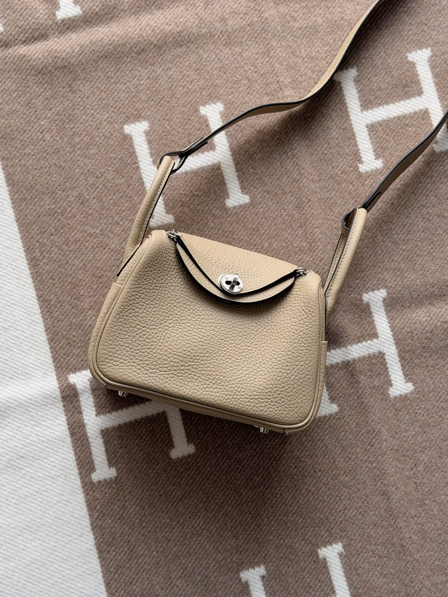 Hermès | Mini Lindy 風衣灰 銀釦