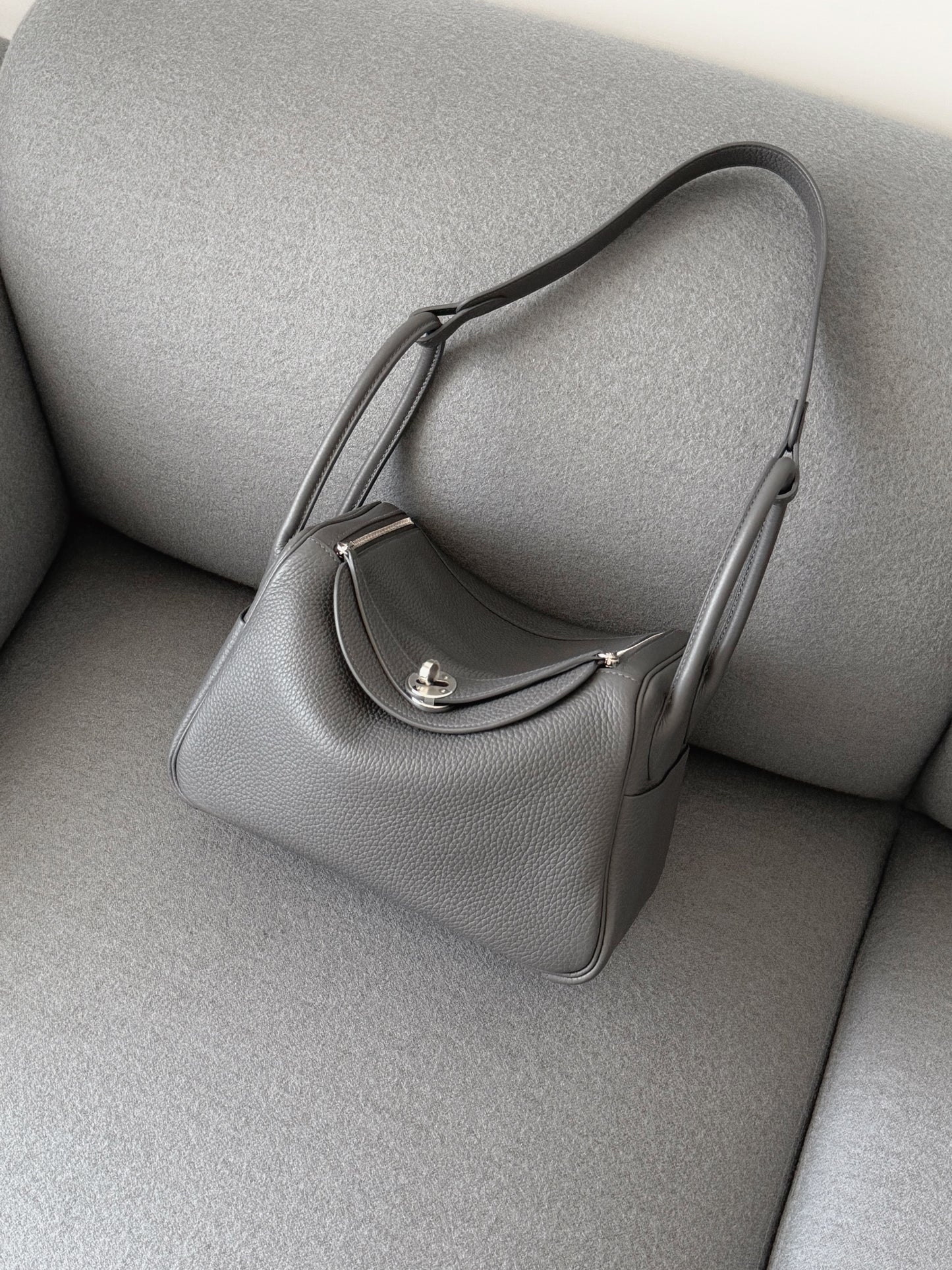 Hermès | Lindy 26 石板灰 銀釦 TC