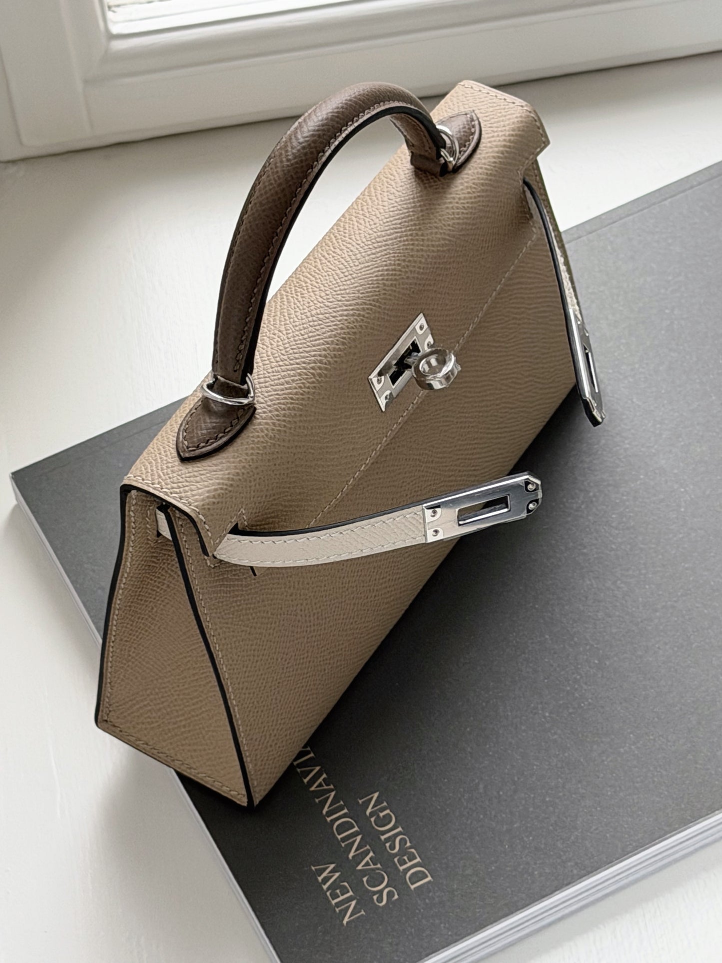 Hermès | Mini Kelly II Trench 風衣灰 × Craie 奶昔白 × Etoupe 大象灰 銀釦 Epsom