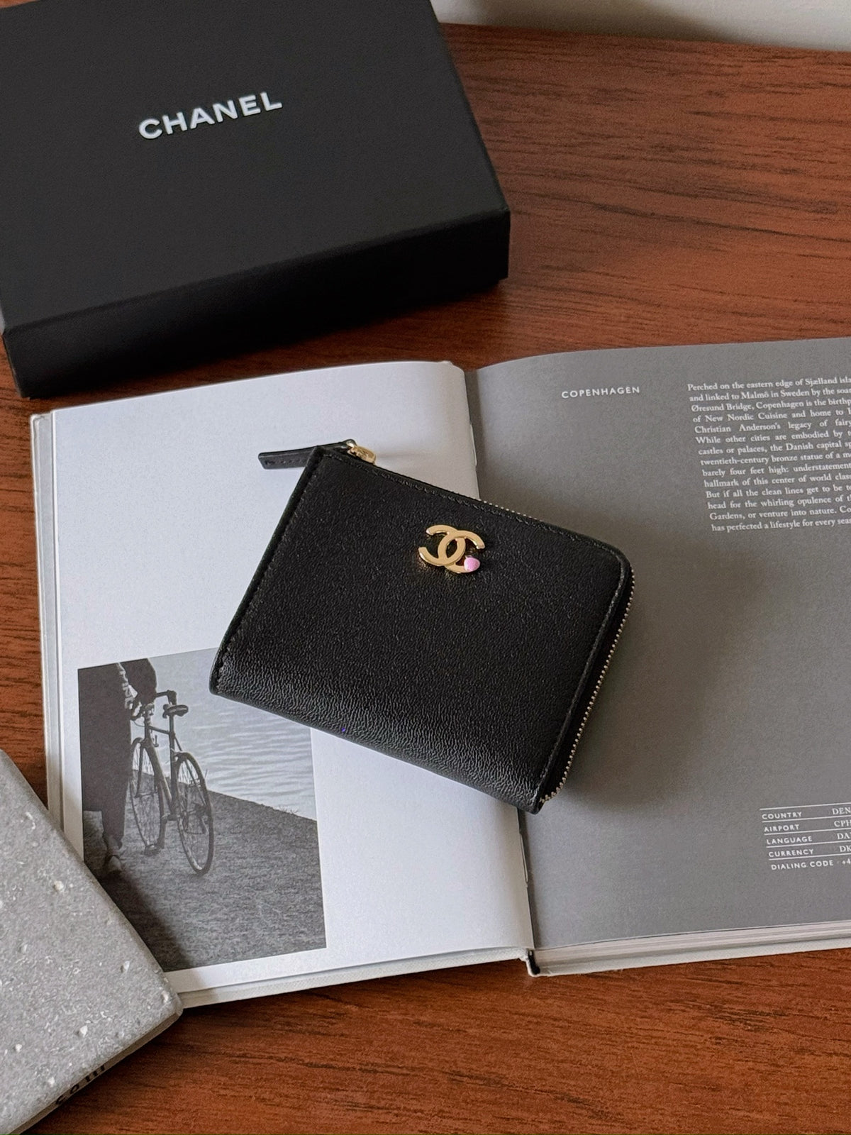 Chanel | 方形拉鍊錢包 淡金釦 x 小蘋果