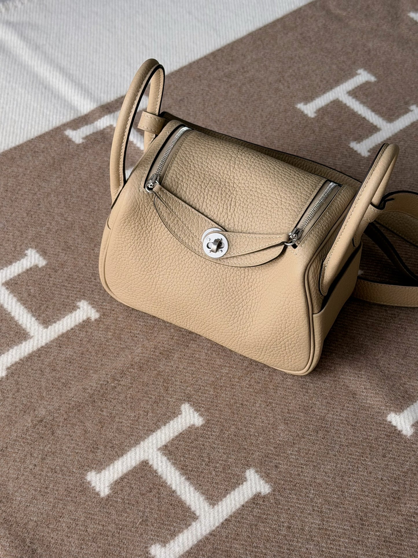 Hermès | Mini Lindy 風衣灰 銀釦