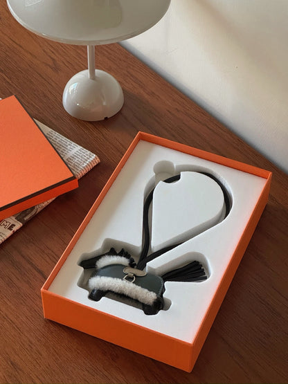 Hermès | Rodeo 羊羔毛小馬吊飾 黑色拼馬爾法米