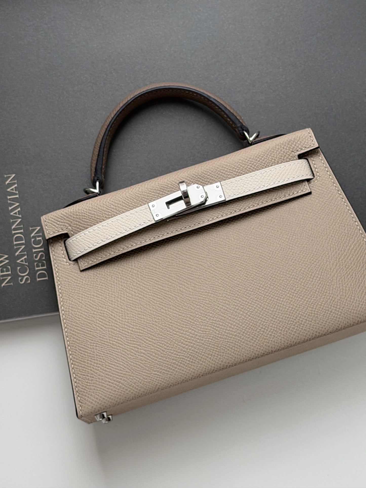 Hermès | Mini Kelly II Trench 風衣灰 × Craie 奶昔白 × Etoupe 大象灰 銀釦 Epsom