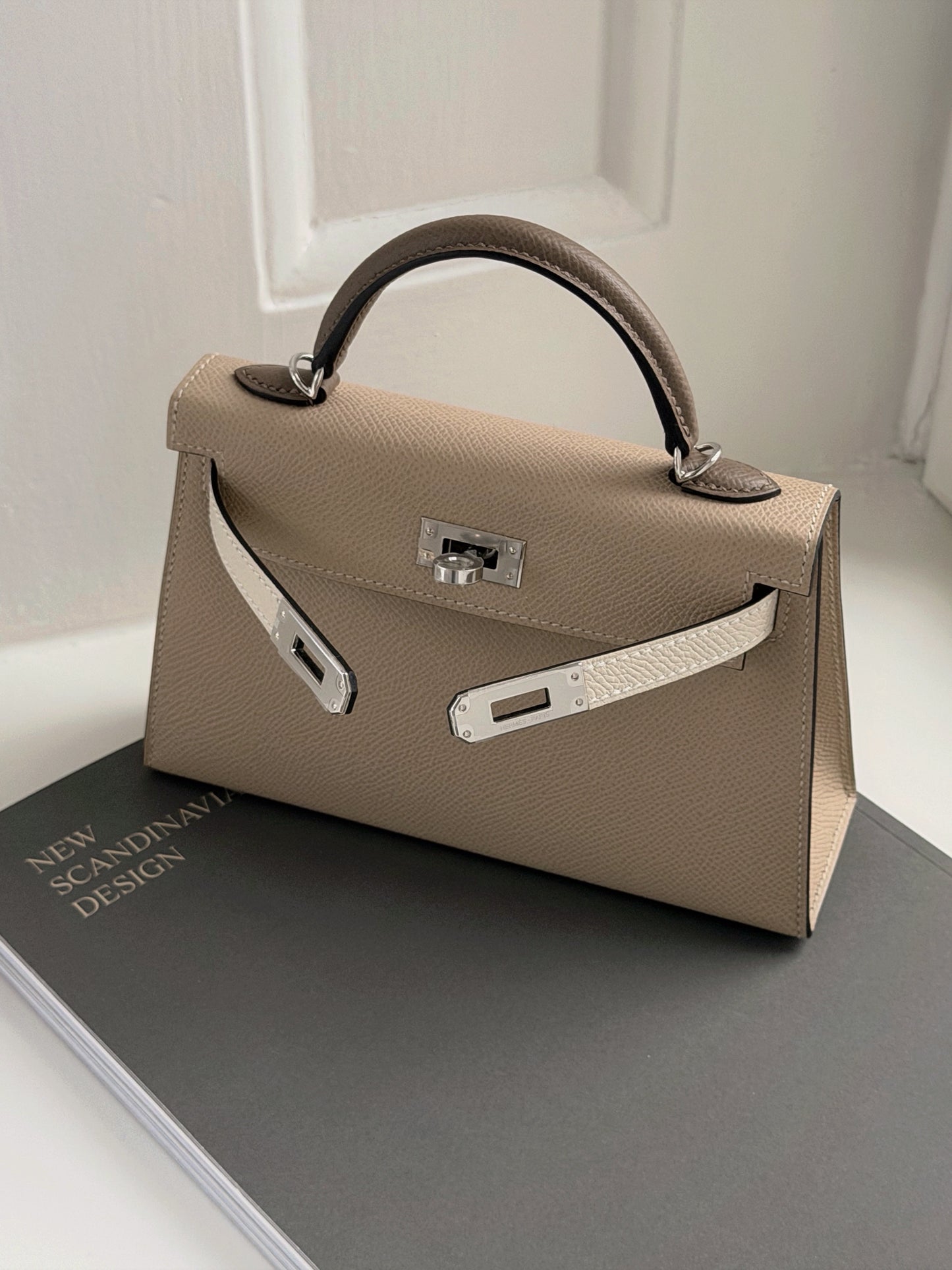 Hermès | Mini Kelly II Trench 風衣灰 × Craie 奶昔白 × Etoupe 大象灰 銀釦 Epsom