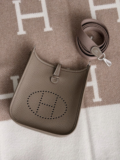 Hermès | Mini Evelyne 大象灰 銀釦