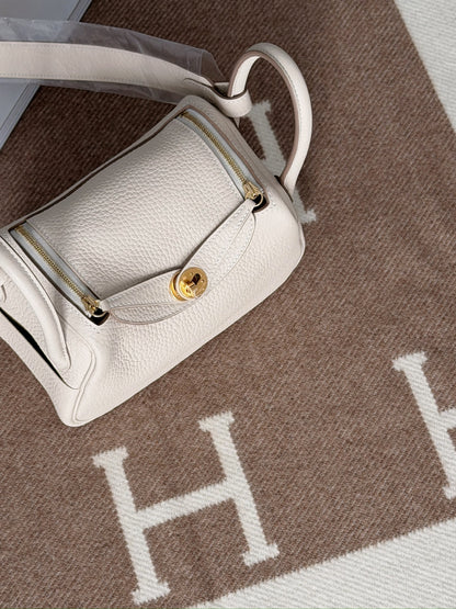 Hermès | Mini Lindy 奶昔白 金釦