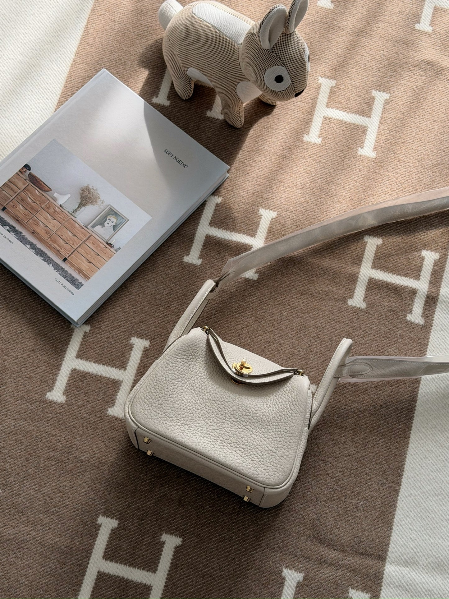 Hermès | Mini Lindy 奶昔白 金釦