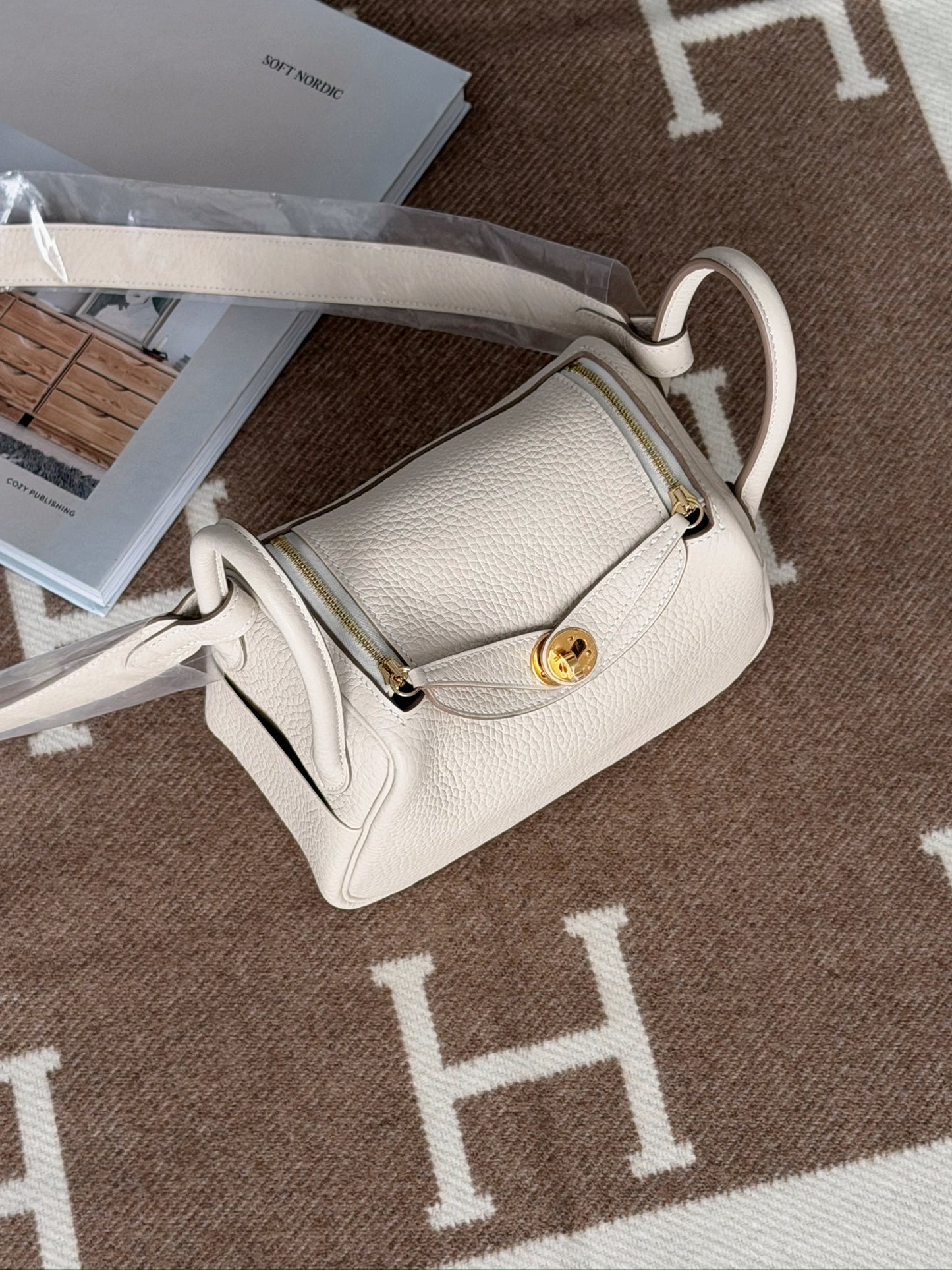 Hermès | Mini Lindy 奶昔白 金釦