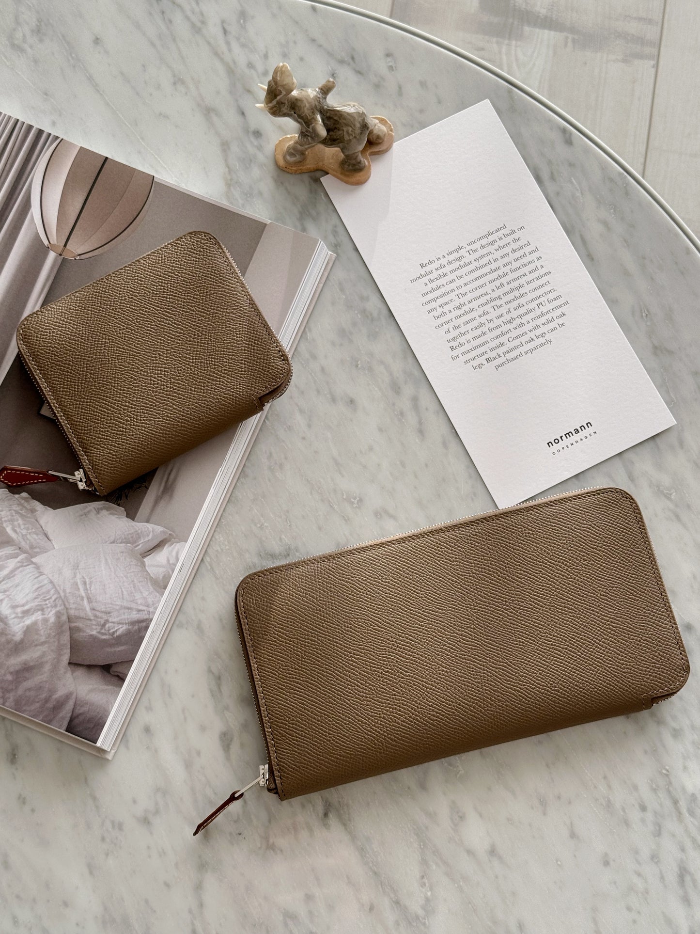 Hermès | Silk’in Wallet 絲巾長夾大象灰 X 自由之城