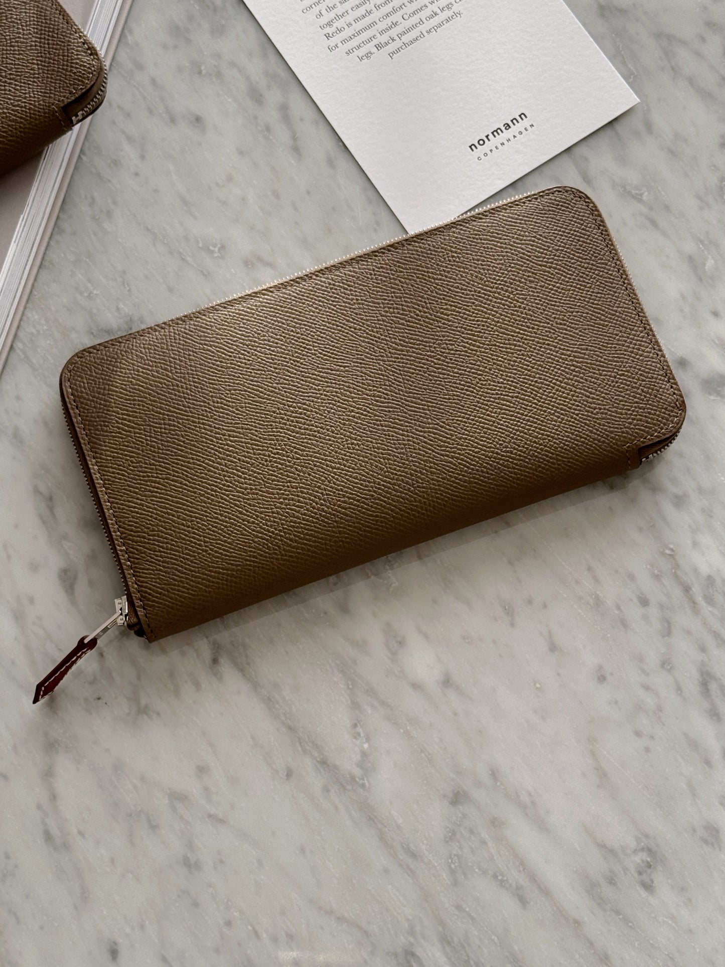 Hermès | Silk’in Wallet 絲巾長夾大象灰 X 自由之城