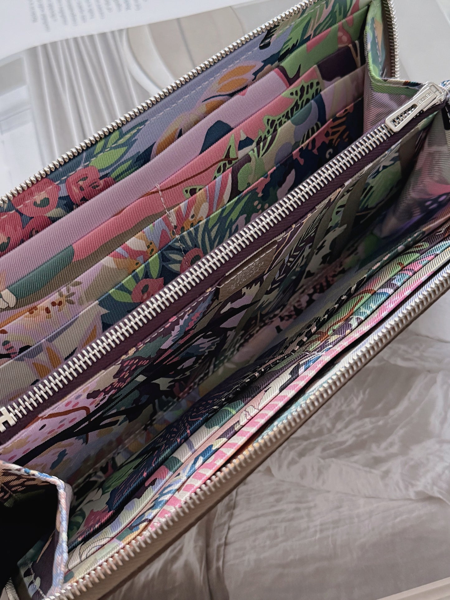 Hermès | Silk’in Wallet 絲巾長夾大象灰 X 自由之城