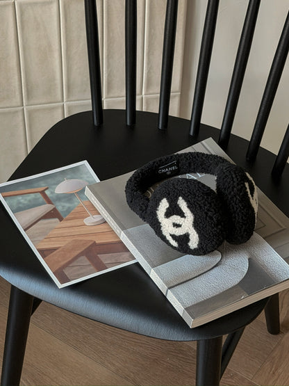 Chanel | Earmuffs 泰迪毛耳罩 黑色x白色雙C