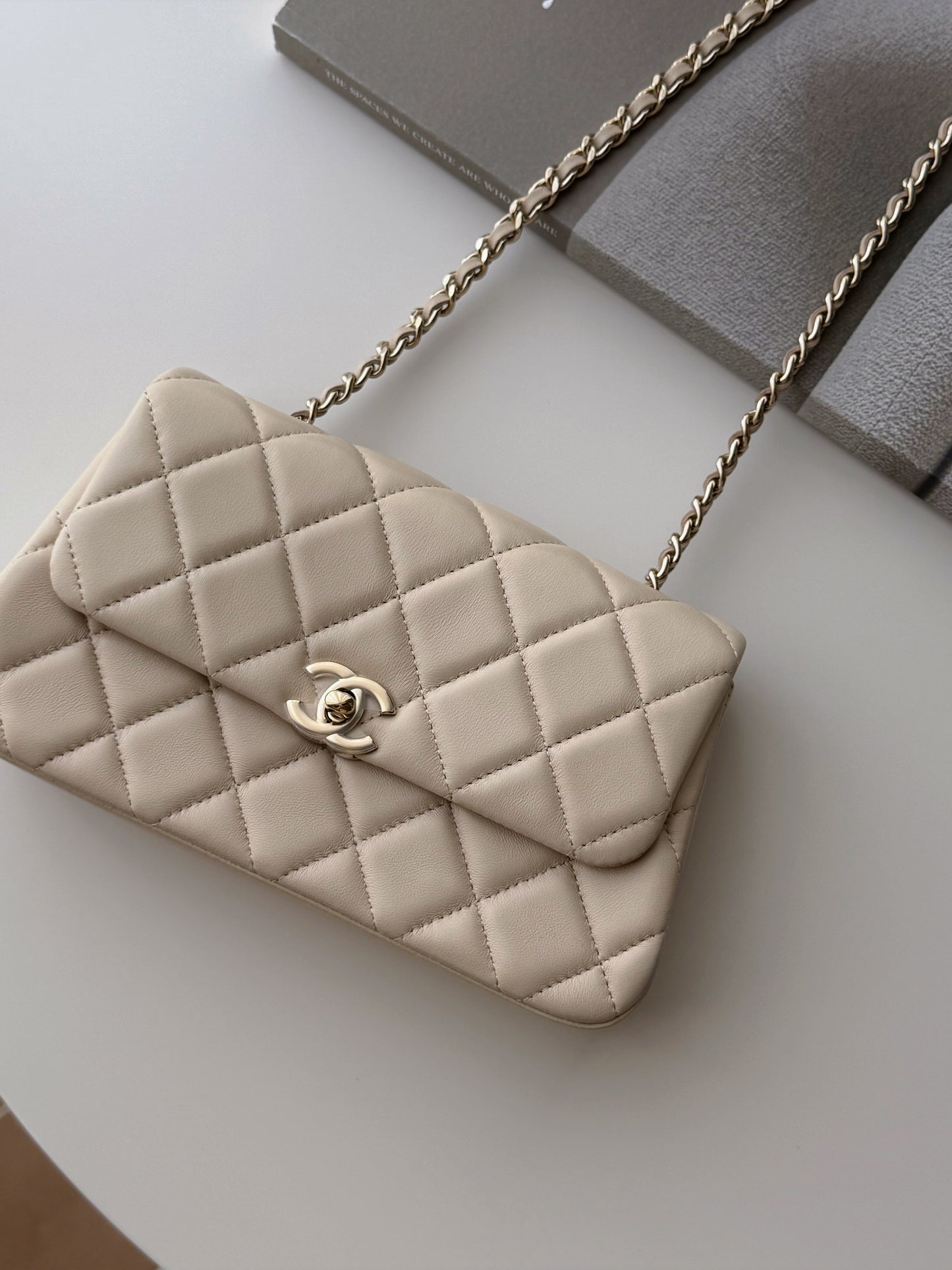 <S-99成新> Chanel | 25S 口蓋包 奶茶色