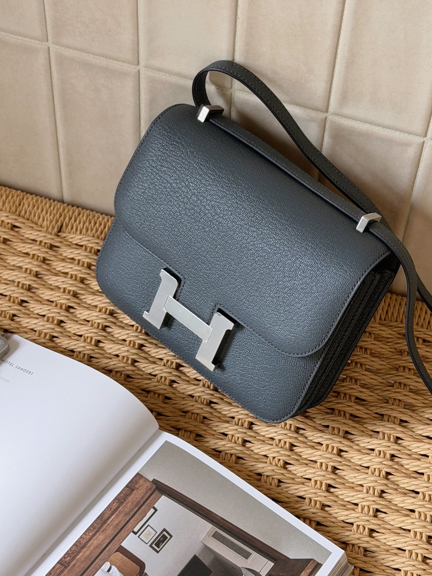 <NS - 全新閒置品> Hermès | Mini Constance 18 碳灰色 銀釦 山羊皮