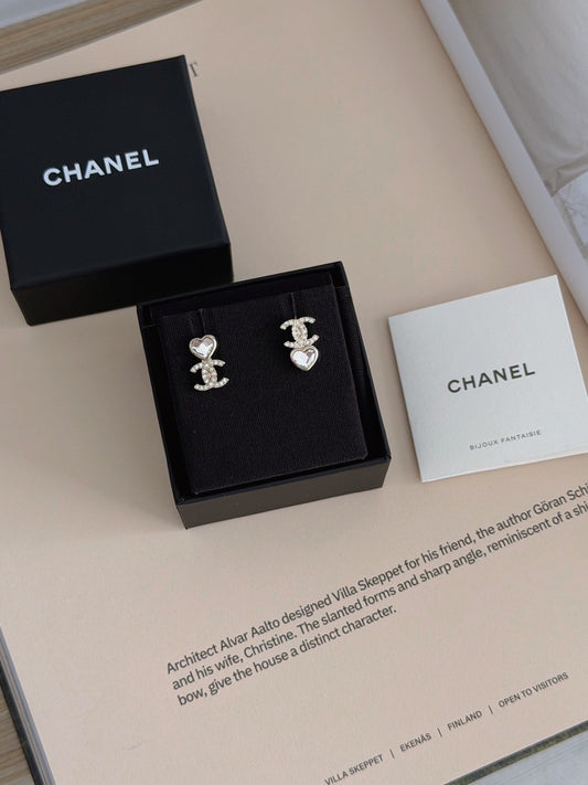 Chanel | 不規則愛心雙 C 水鑽耳環