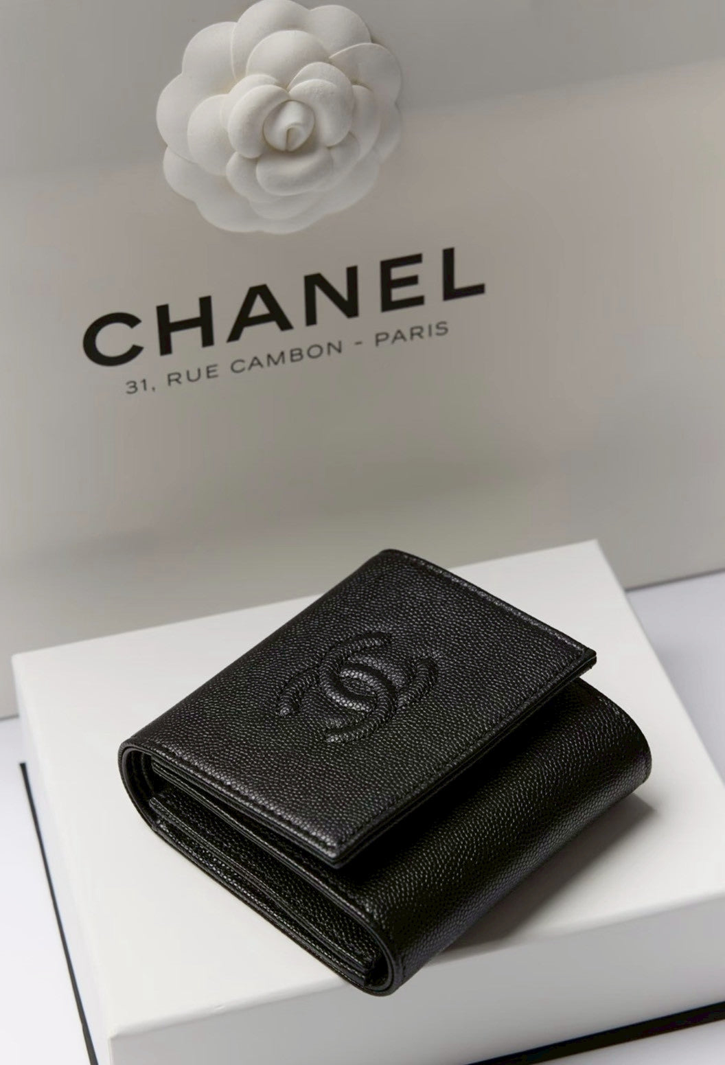 Chanel | 復古浮雕 Logo 兩折短夾 黑色/白色