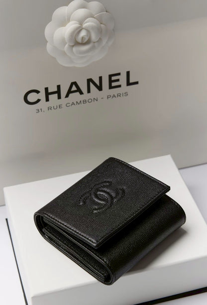 Chanel | 復古浮雕 Logo 兩折短夾 黑色/白色